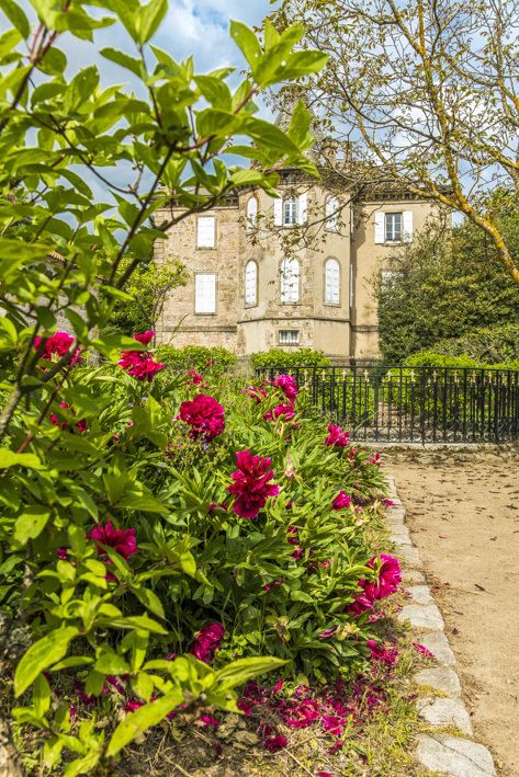 Visit the park and gardens of the castle of Figon