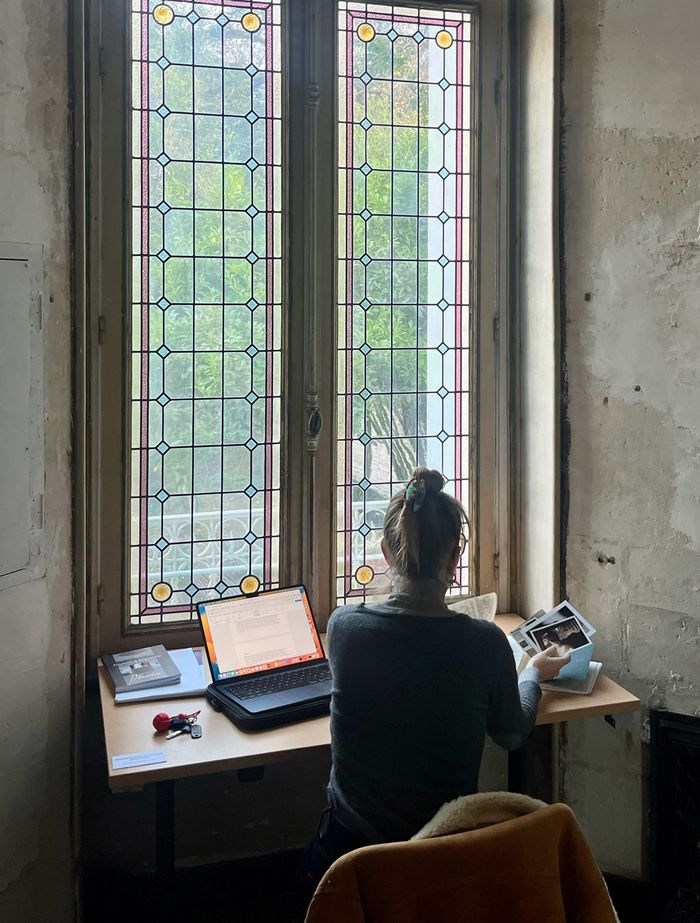 Dans le bureau d'Ernest, lettres ouvertes à la photographie