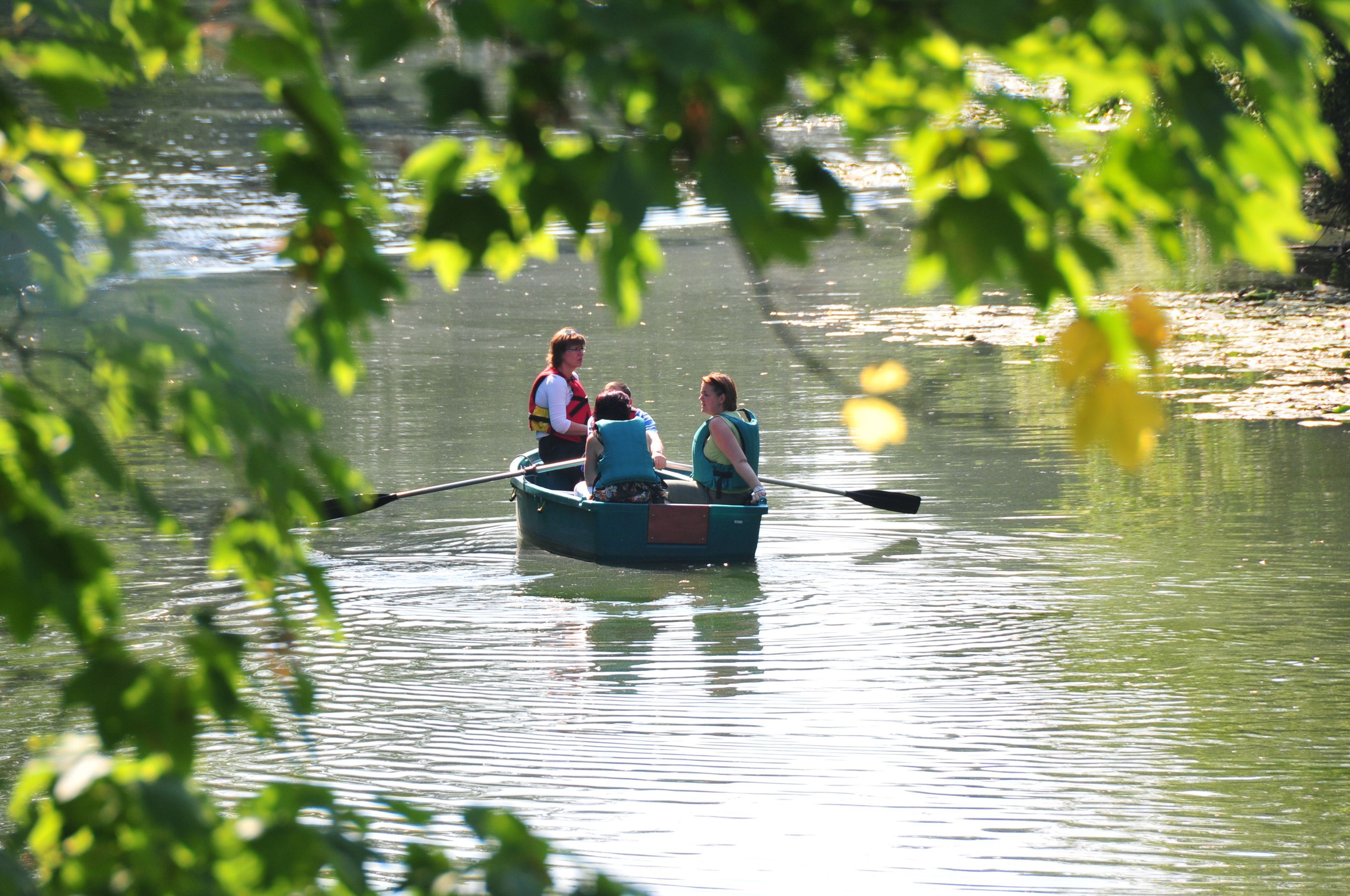 Promenades en barques et canoës