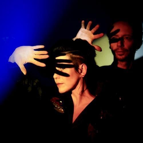 Entre aube et crépuscule, Minuit Soleil brouille les pistes et fusionne mélancolie et espoir. Portée par la voix magnétique de Roxane, leur musique nous invitate à dresser des ponts entre obscurit ...