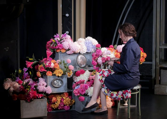 Changer l'eau des fleurs