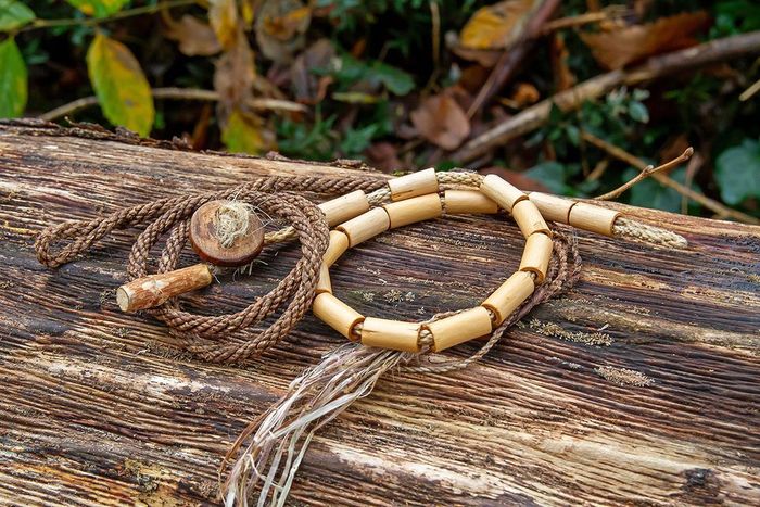Fabriquez un bracelet en fibres de yucca et sureau