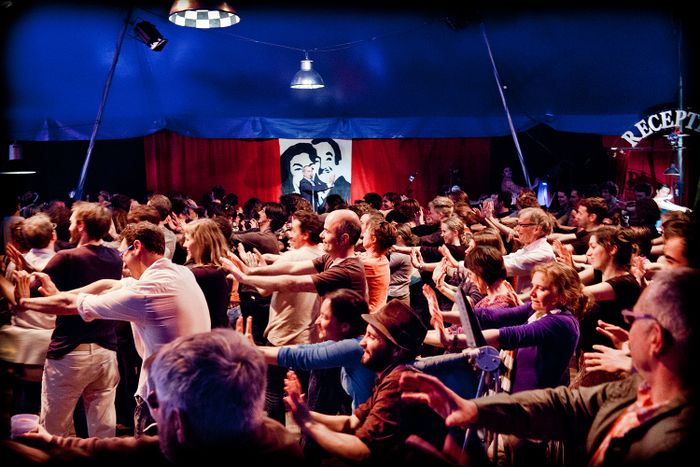 Le bal où l'on écoute la musique avec ses pieds