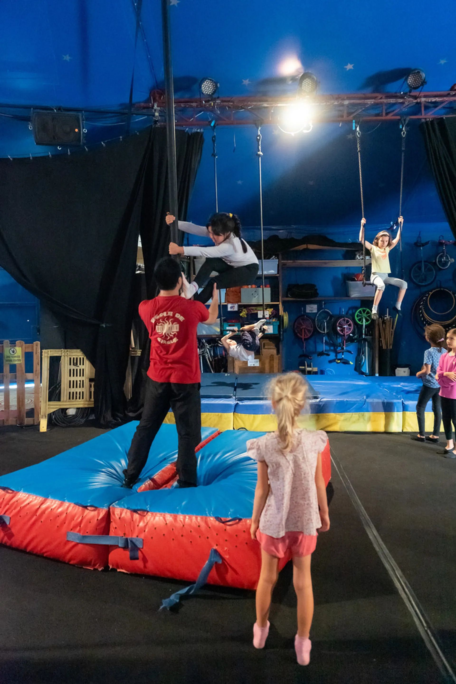 Stages de cirque au chapiteau Méli Mélo pendant les vacances d'été
