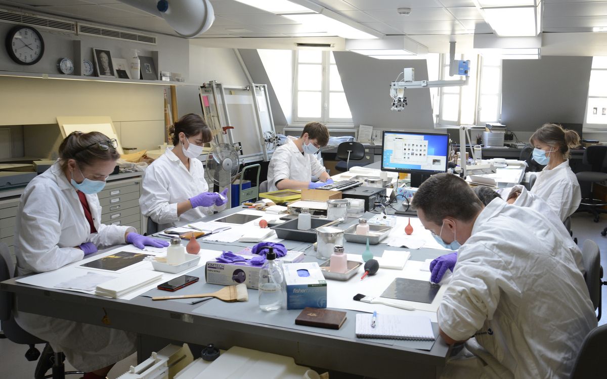 Visites de l'atelier de restauration de photographies