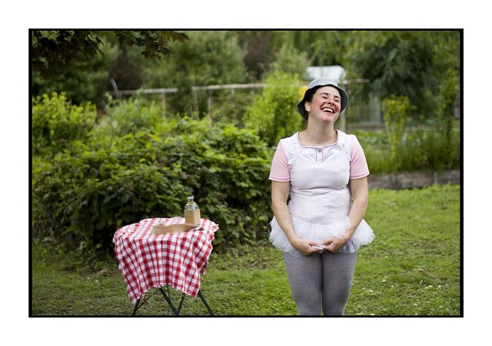 Plongez dans l’univers déjanté de Mirabelle, une inventrice aussi brute qu’attachante, prête à tout — même à frôler la folie — pour révolutionner le monde avec sa Machine à Confiture Sans Les Mains !