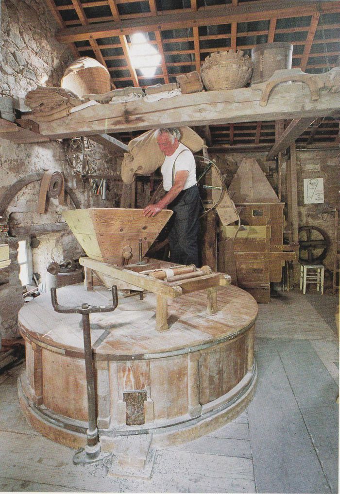 Visite guidée, exposition de vieux outils et d'anciens tracteurs, bal trad au moulin de la Presle