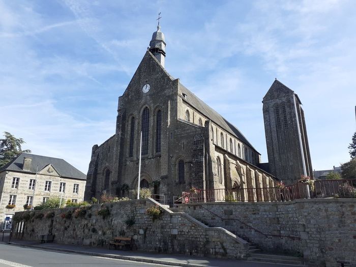 Visite libre de la collégiale de Mortain : découverte d'un joyau historique et spirituel