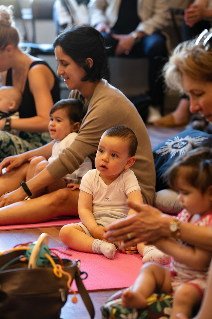 Un mercredi par mois, le CMBV propose deux séances d’initiation musicale dédiées aux tout-petits (0-3 ans) et à leurs parents. Au programme : découverte des sonorités, comptines et illustrations.