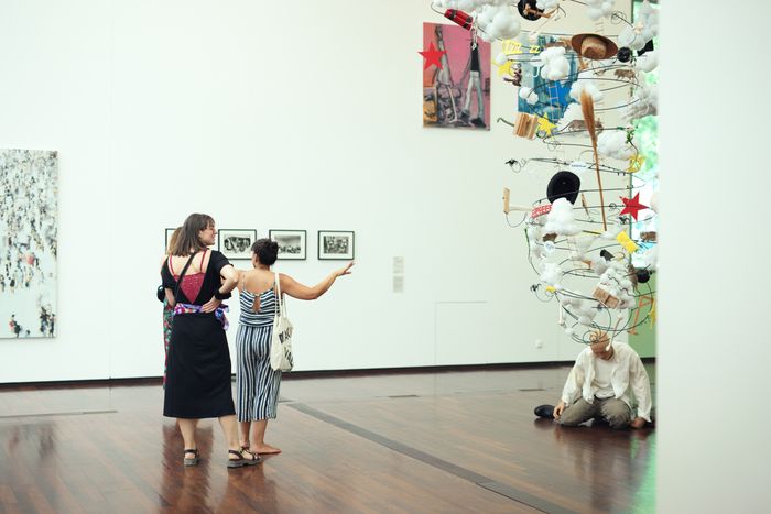 Une exploration active et ludique de l’exposition de la collection « Le genre idéal ». Pas à pas, les jeunes visiteurs et leurs accompagnants découvrent les peintures, dessins, installations XXL de «…