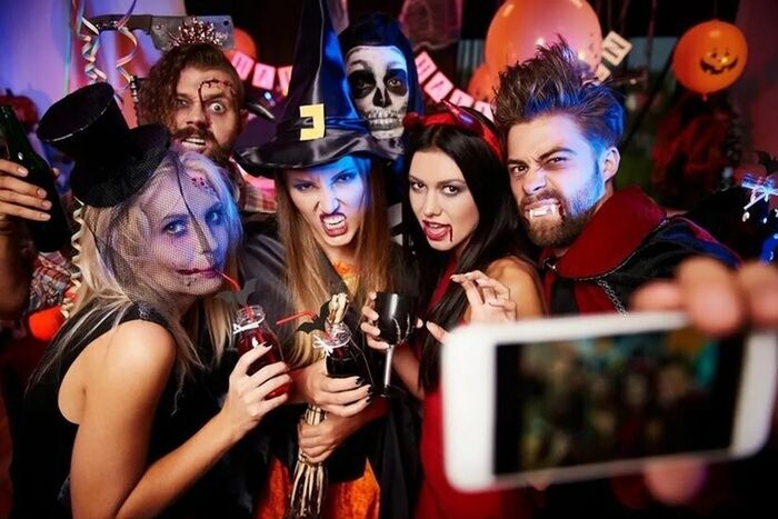 Enfile ton plus terrifiant costume et viens danser au rythme d’Halloween ! Ambiance monstrueuse, musique, déguisements au rendez-vous.