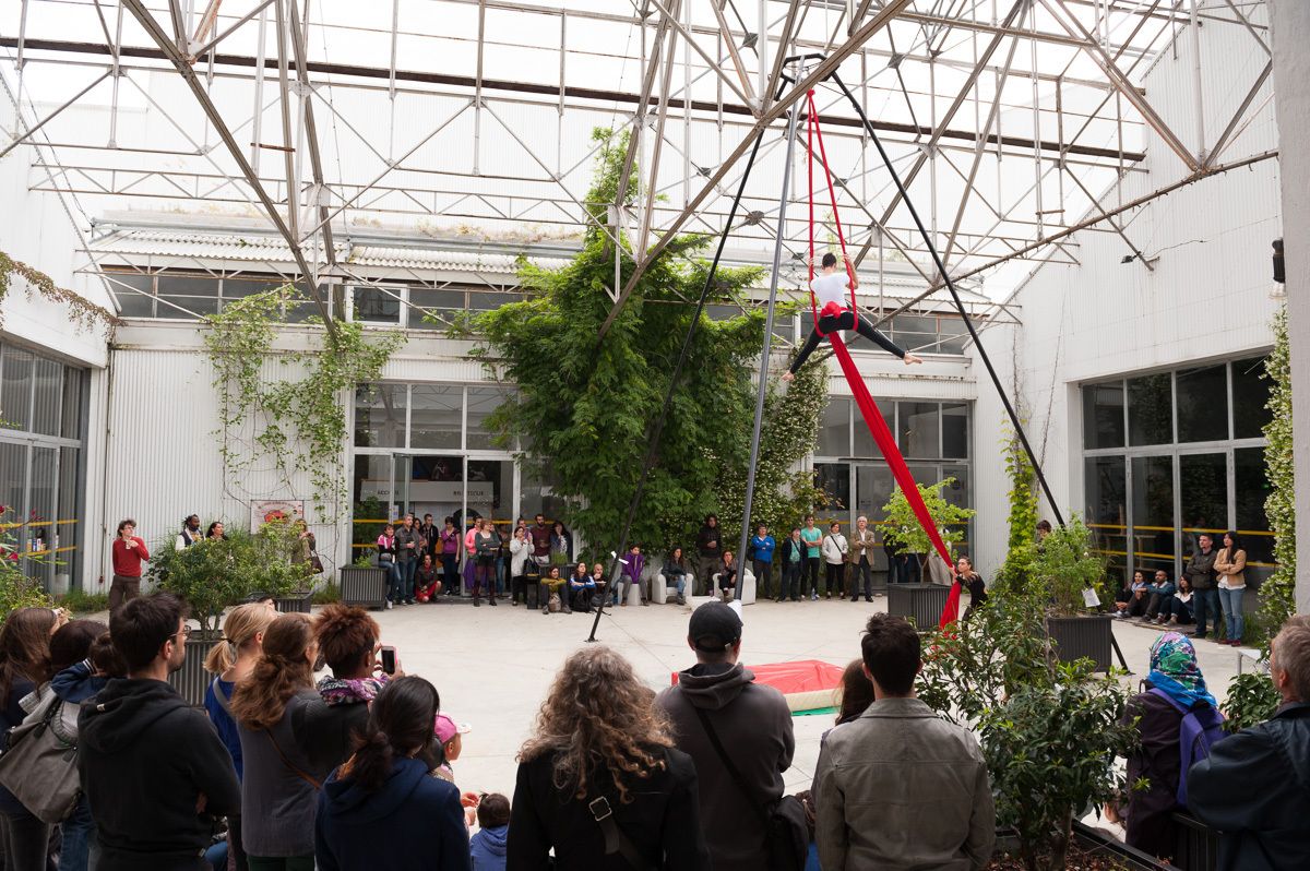 Visite d'un ancien bâtiment militaire transformé en lieu de création de cirque !