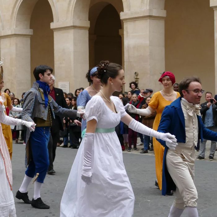 Voyagez dans le temps en dansant à l'occasion d'un bal époque !