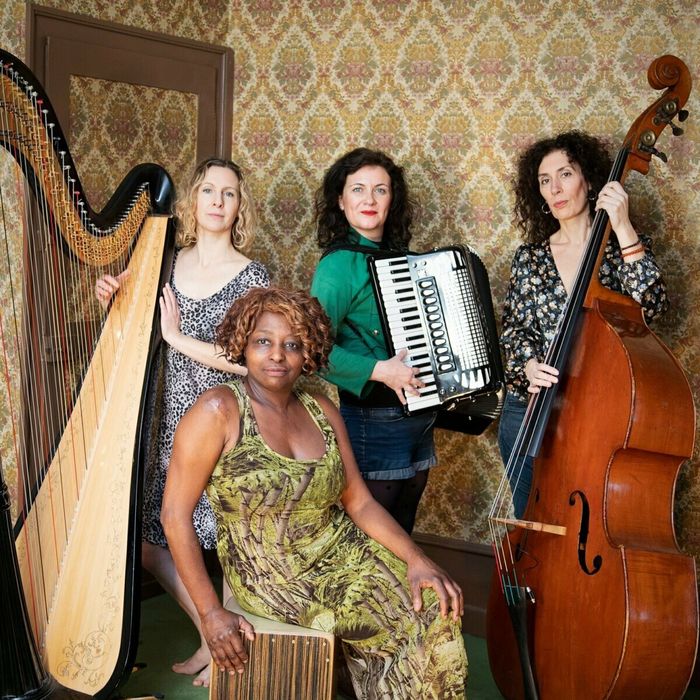 Quartet féminin à la voix et aux instruments pour un voyage festif et onirique dans les musiques du monde