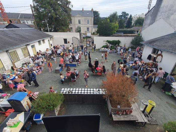 Vide-grenier dans la cour du 5 rue du Ballet à St-Félix