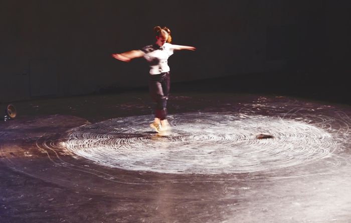 AUTO fusionne le théâtre d’objets, la danse et l’art lyrique pour explorer cette tension entre nos imaginaires et la réalité qui s’impose à nous.