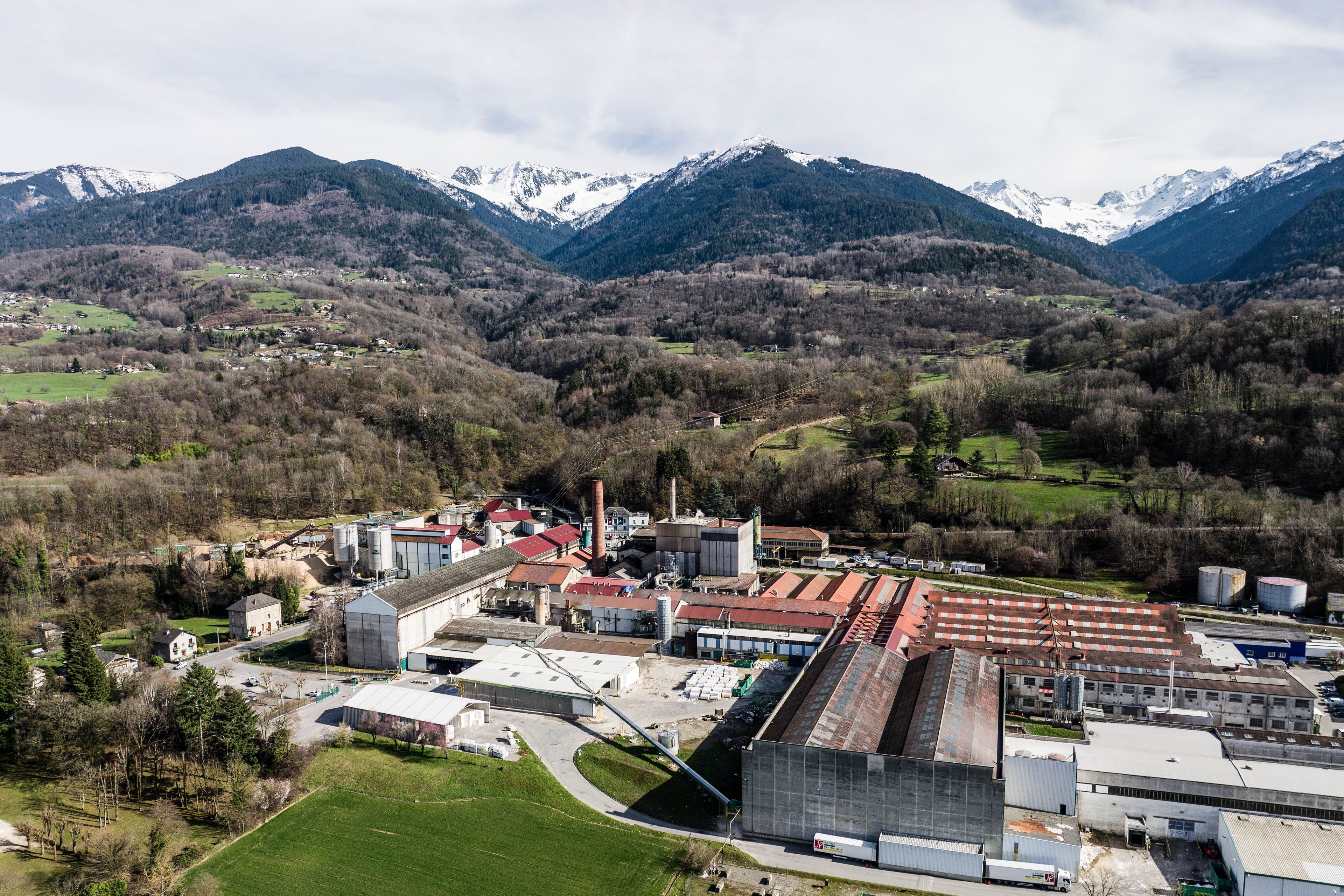 Visitez La Rochette Cartonboard, dernière cartonnerie française à produire du carton plat à base de fibres vierges