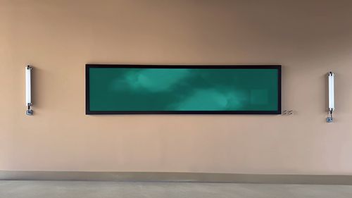 Œuvre émaillée rétroéclairée de 3,20 m de long signée Guillaume Bottazzi