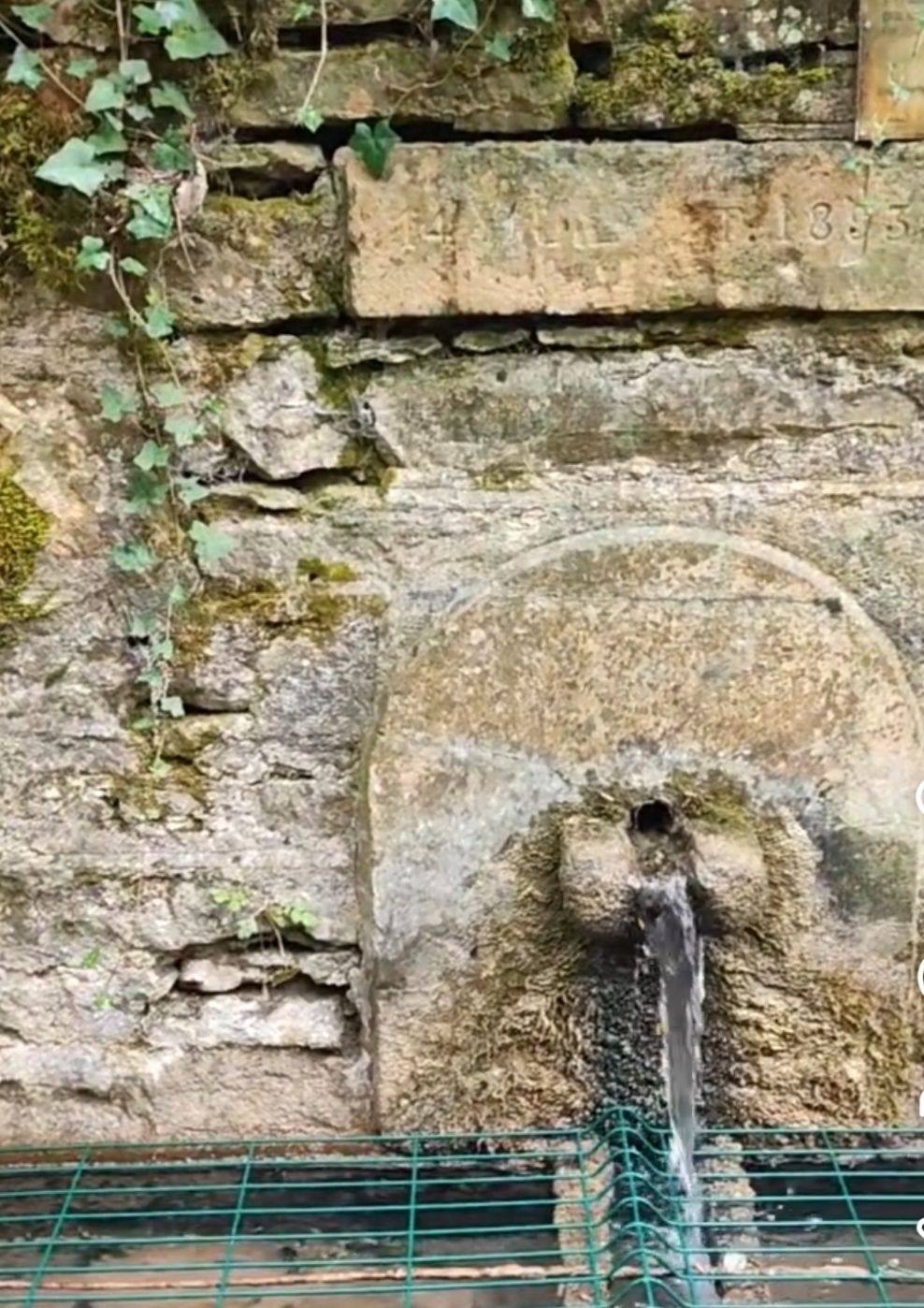 Fontaine aux salamandres et texte du carrier Louis Ligneux