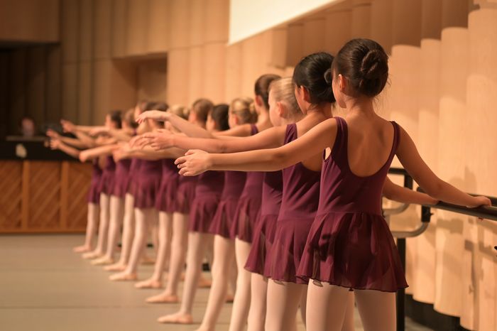 Les danseurs du Conservatoire et d’établissements partenaires partagent le plaisir de la scène avec le public, le temps d’un week-end.