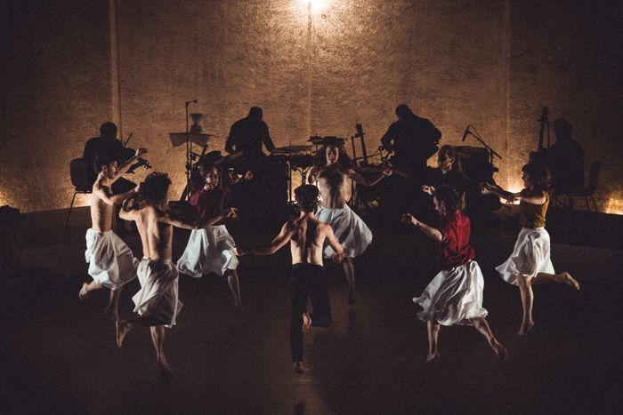 Inspirés de rituels basques imaginés pour réveiller la terre les huit danseurs et les quatre musiciens du collectif Bilaka inventent une puissante fable dansante et musicale.