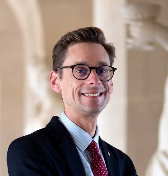 Pierre-Hippolyte Pénet est conservateur en chef du patrimoine chargé de l'architecture, des sculptures et des décors au château de Versailles.