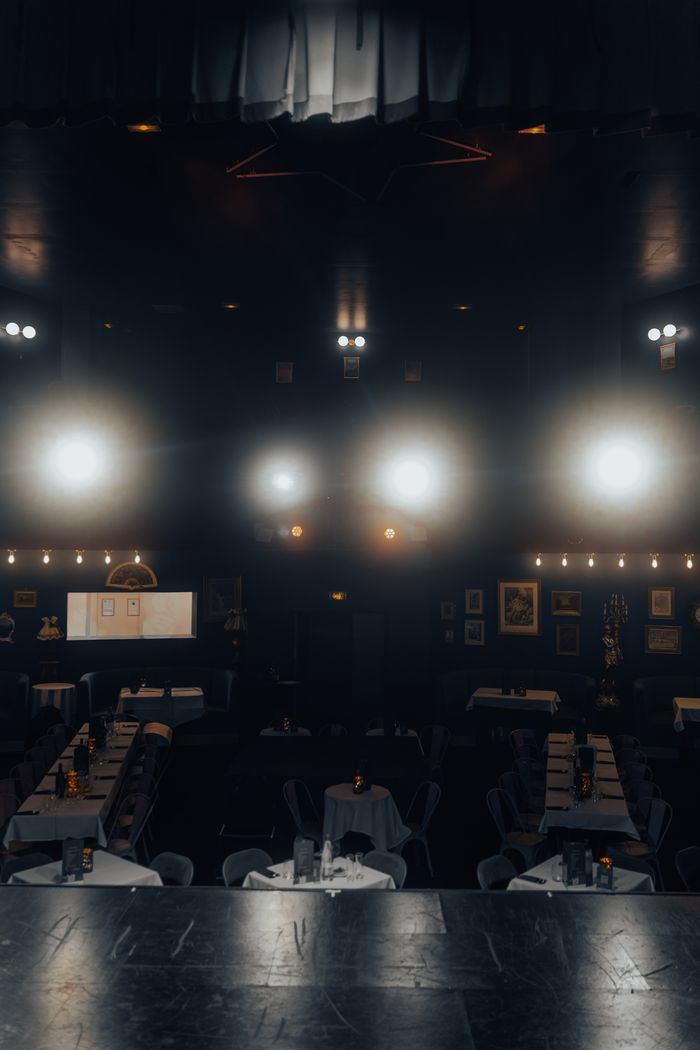 Visite du Cabaret : De la scène aux coulisses