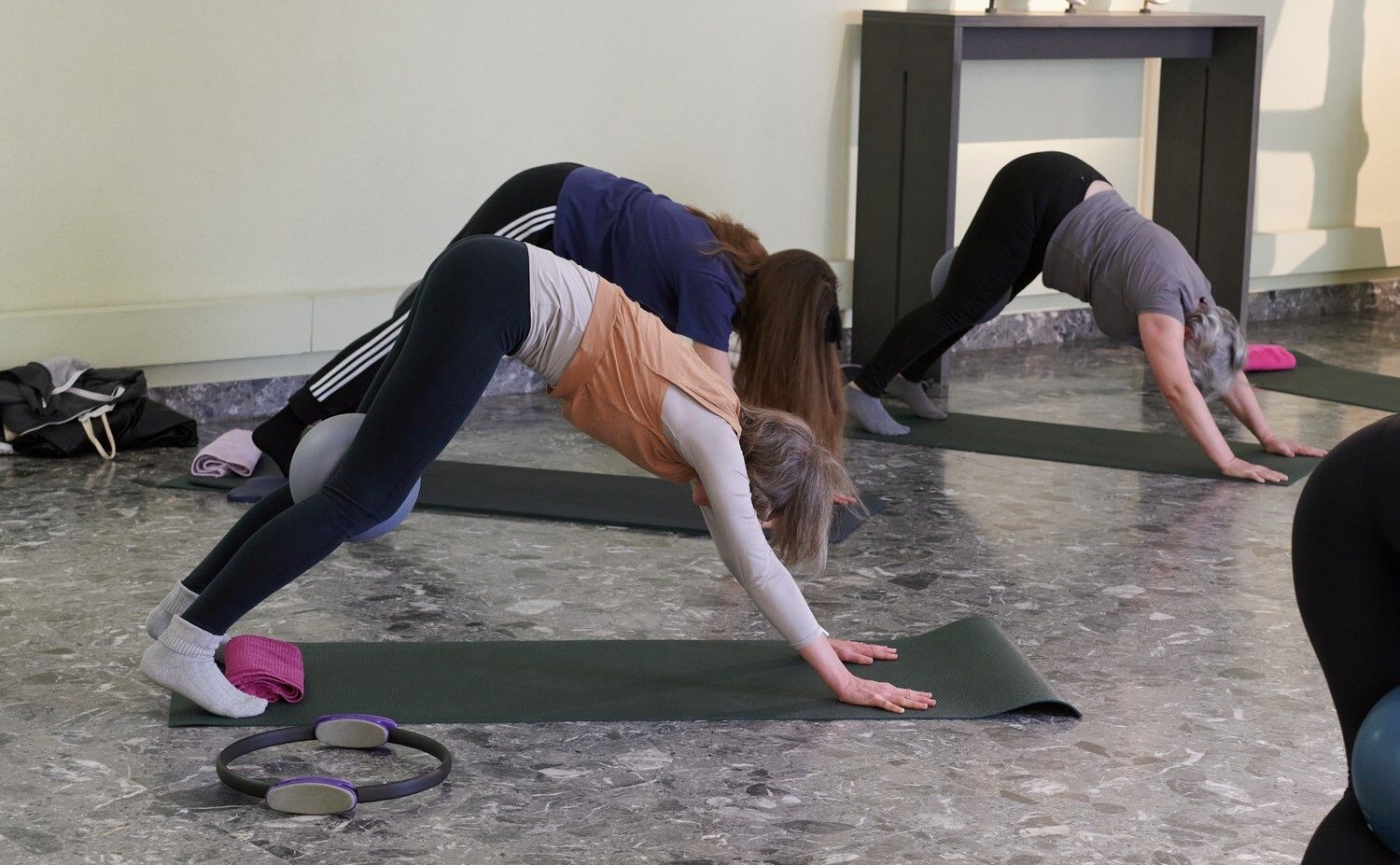 Pilates face aux œuvres