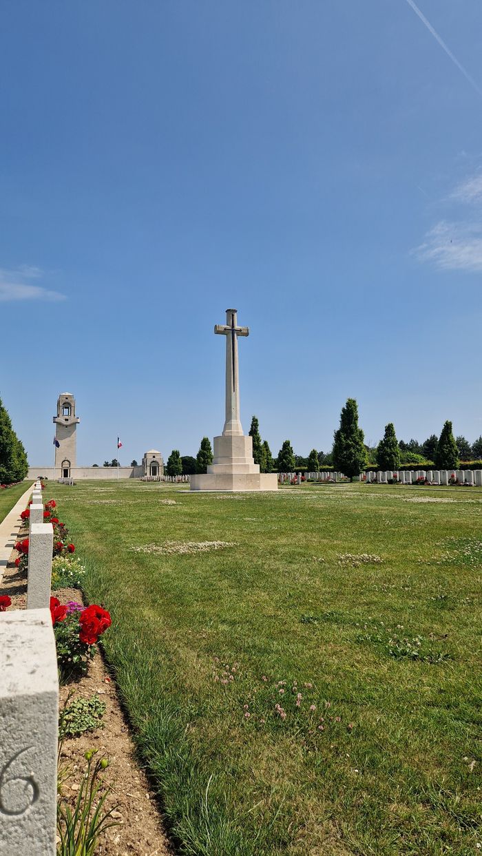 Visites guidée du cimetière militaire de Villers-Bretonneux et du Mémorial National australien.
