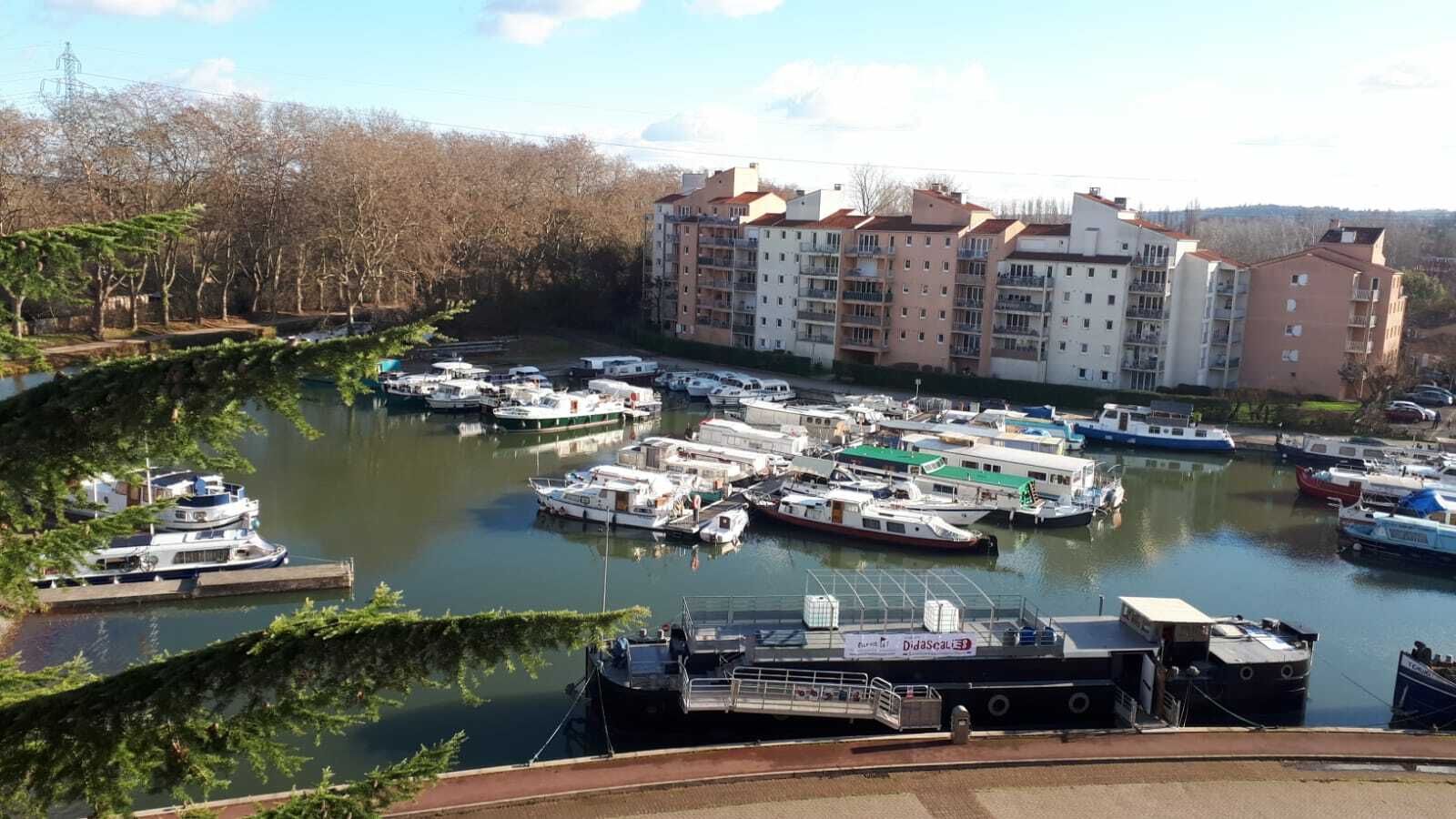 La Péniche Didascalie