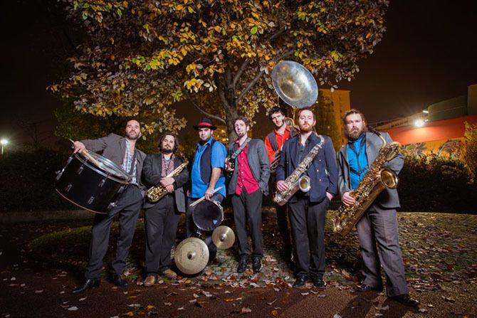 Les animations du marché de Noël / Déambulation de la fanfare Boa Brass Band
