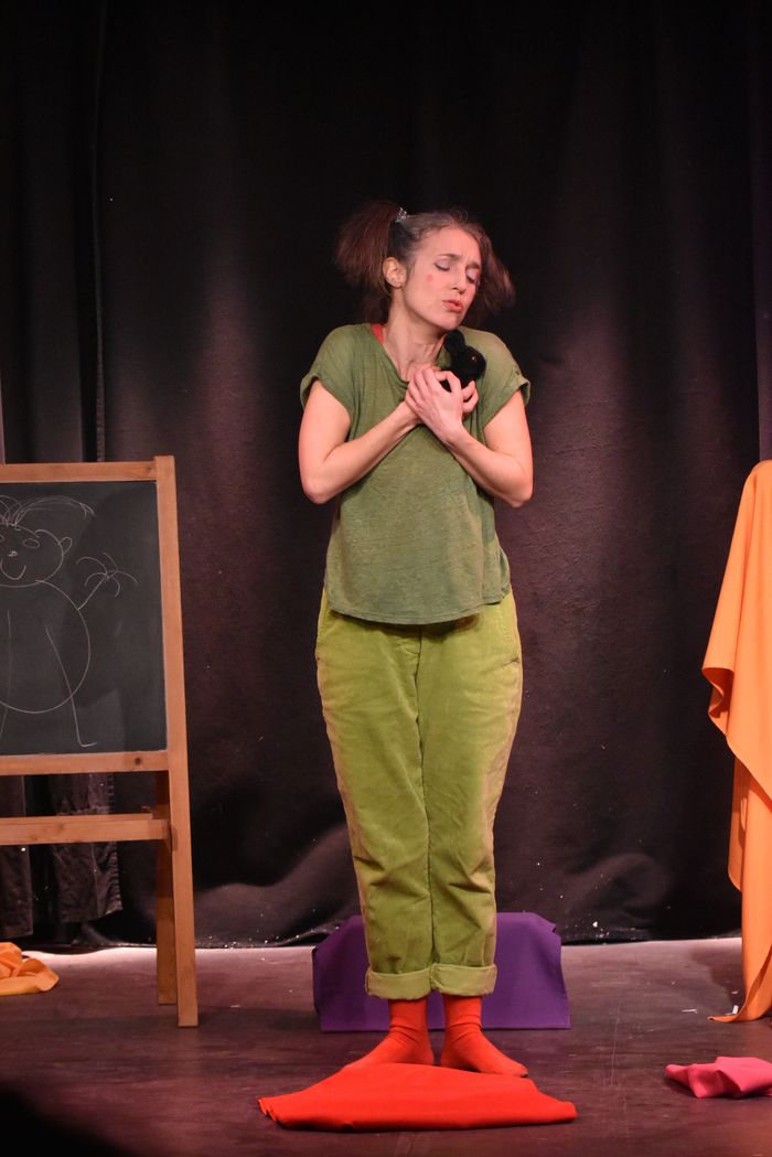 Un spectacle qui fait découvrir aux enfants et aux adultes les sept mots essentiels de l'empathie et de la politesse à travers des chansons, des contes et des musiques.