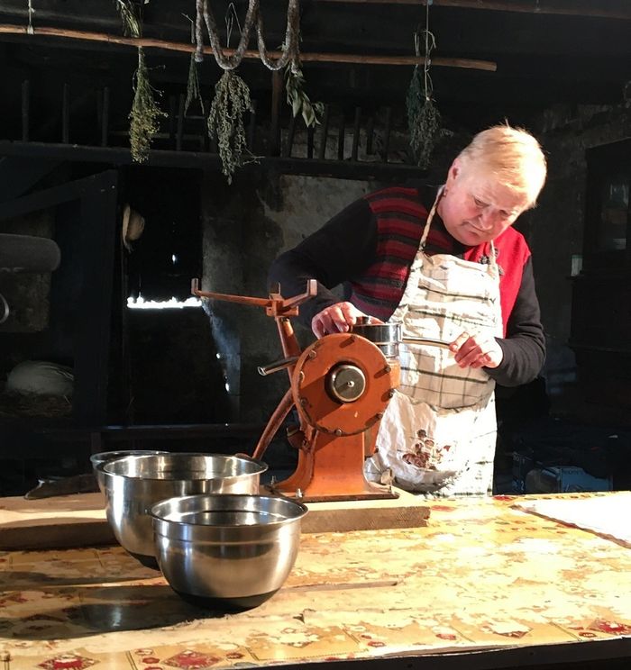 Fabrication de crème avec l'écrémeuse traditionnelle et fabrication du beurre à la main.