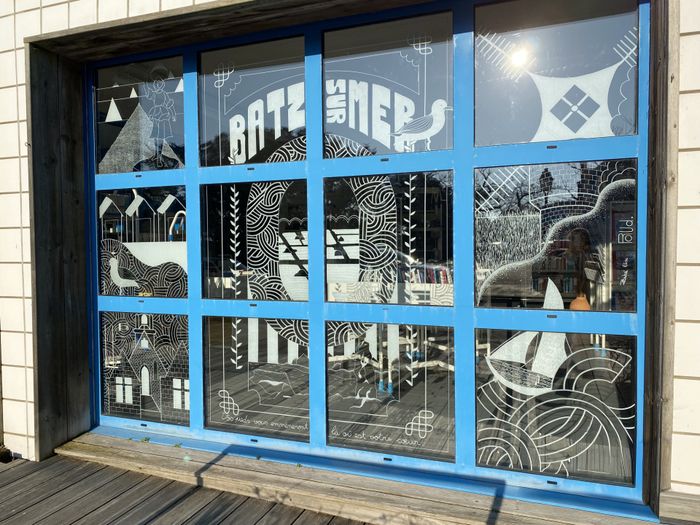 Fresque sur les vitres de la médiathèque