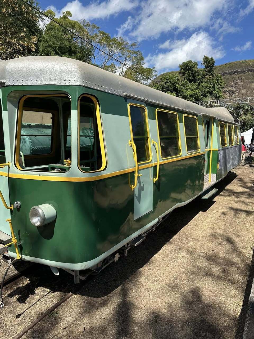Le train en musique : apprendre au public les chansons sur le Ti Train et le car courant d'air. Résister à l'oubli.