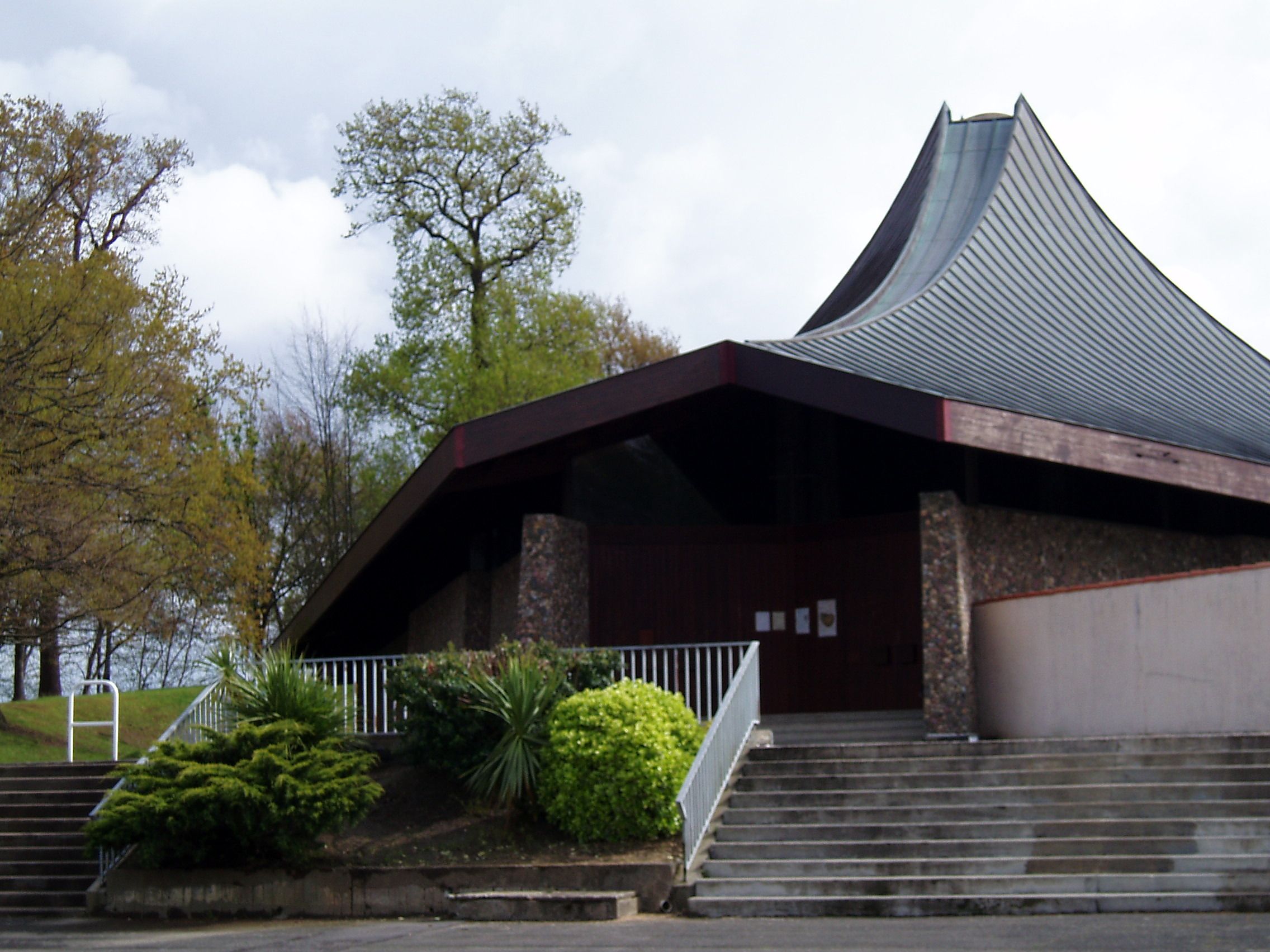 Lecture: artistic cross on a remarkable 20th-century building