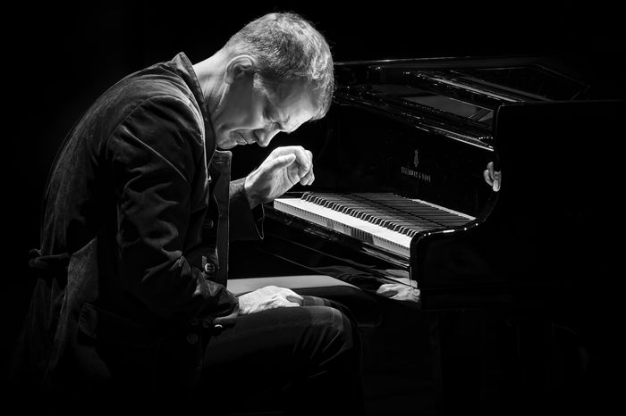 Voir Brad Mehldau en concert, c’est le sentir habiter pleinement un lieu. Sa musique emplit l’espace, les cœurs, les esprits.