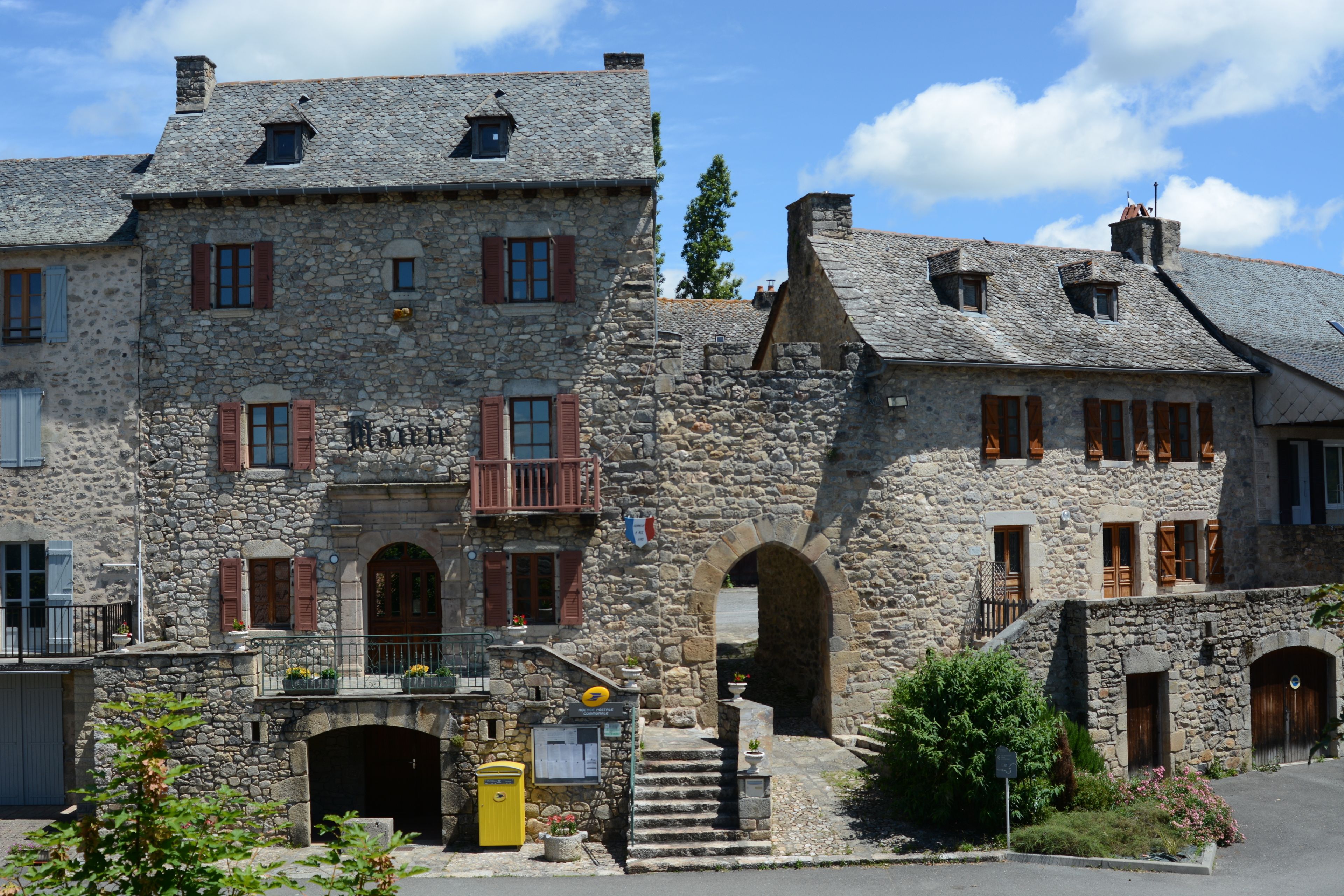 Suivez la guide à la découverte du fort villageois !