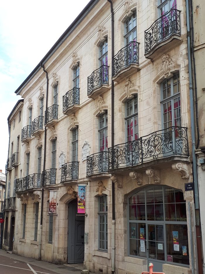 Par l'action de la lumière