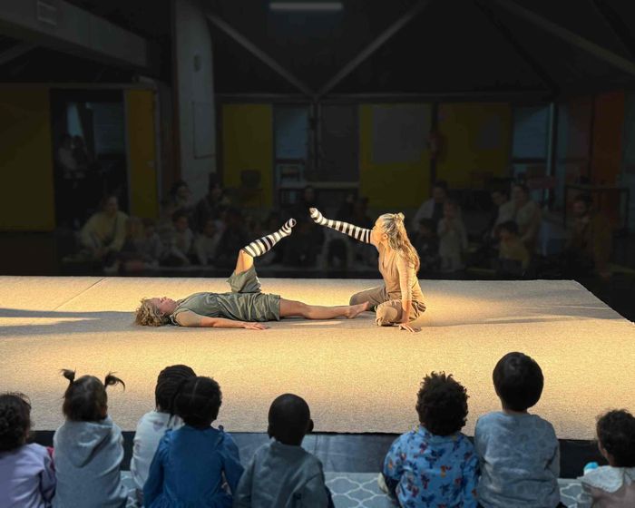 Dans ma peau invite les tout-petits à explorer le corps à travers le vêtement. Deux danseuses jouent avec tissus et formes, dans un univers sensible mêlant danse, chant et imagination.