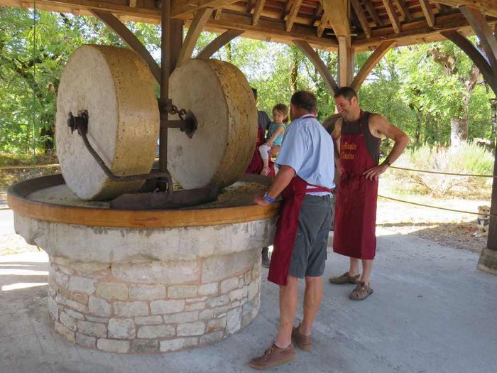 Visite guidée du moulin d'Antoine : un voyage au cœur de la fabrication artisanale d'huile de noix