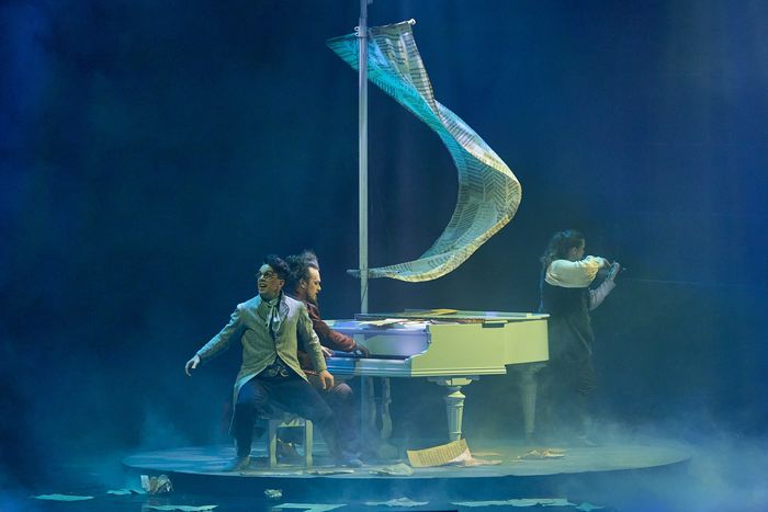 Après le succès de leur premier spectacle « Les Virtuoses », qui a conquis plus de 300 000 spectateurs au fil de 500 représentations,