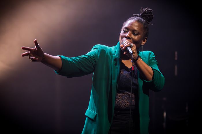 CAILLASSES LIVE SOLO / Joëlle Sambi