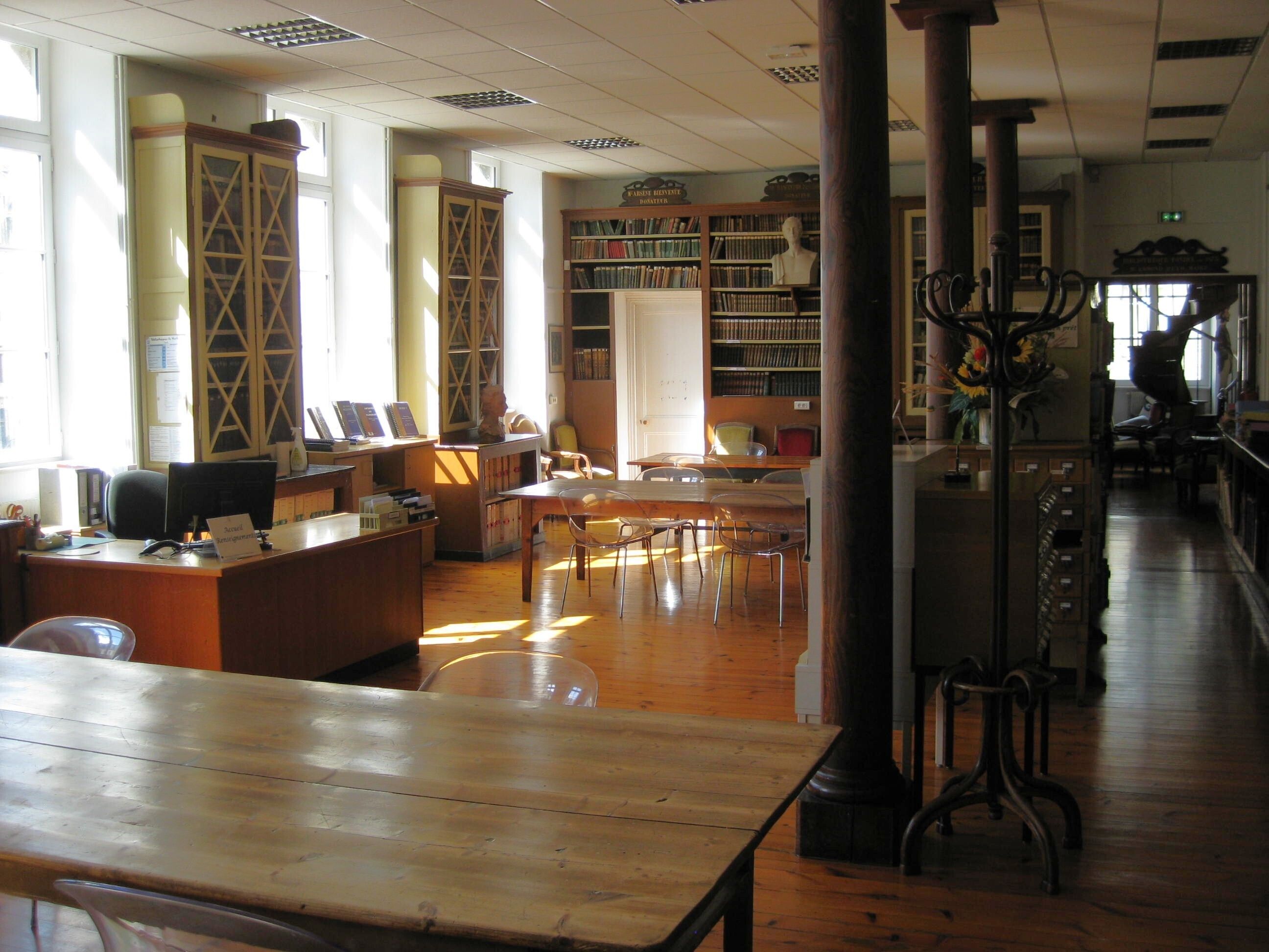 Visite de la bibliothèque patrimoniale Les Amours Jaunes