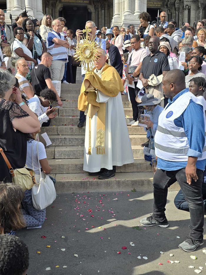 Procession du Saint Sacrement dans les rues de Montmartre