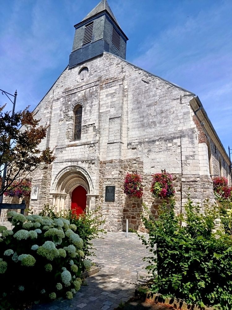 Visite libre de l'église Notre-Dame. Exposition de photos et documents anciens sur son histoire, la vie religieuse, la confrérie des charitables.