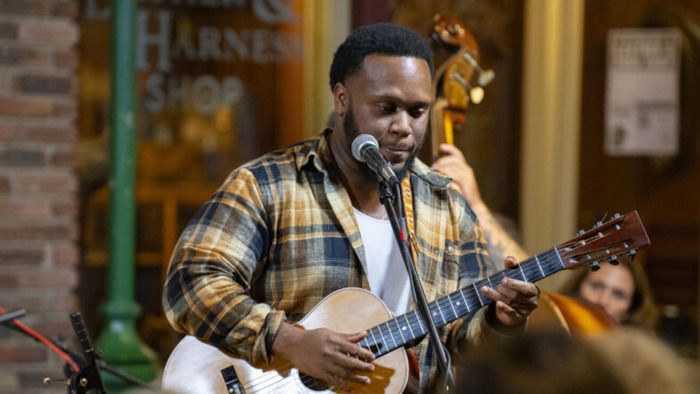 L’un des plus brillants bluesmen actuels, héritier d’une tradition authentique et sincère, fait escale à La CLEF ! La légende vivante Taj Mahal le décrit comme le "Wonderboy" et "le Wunderkind".