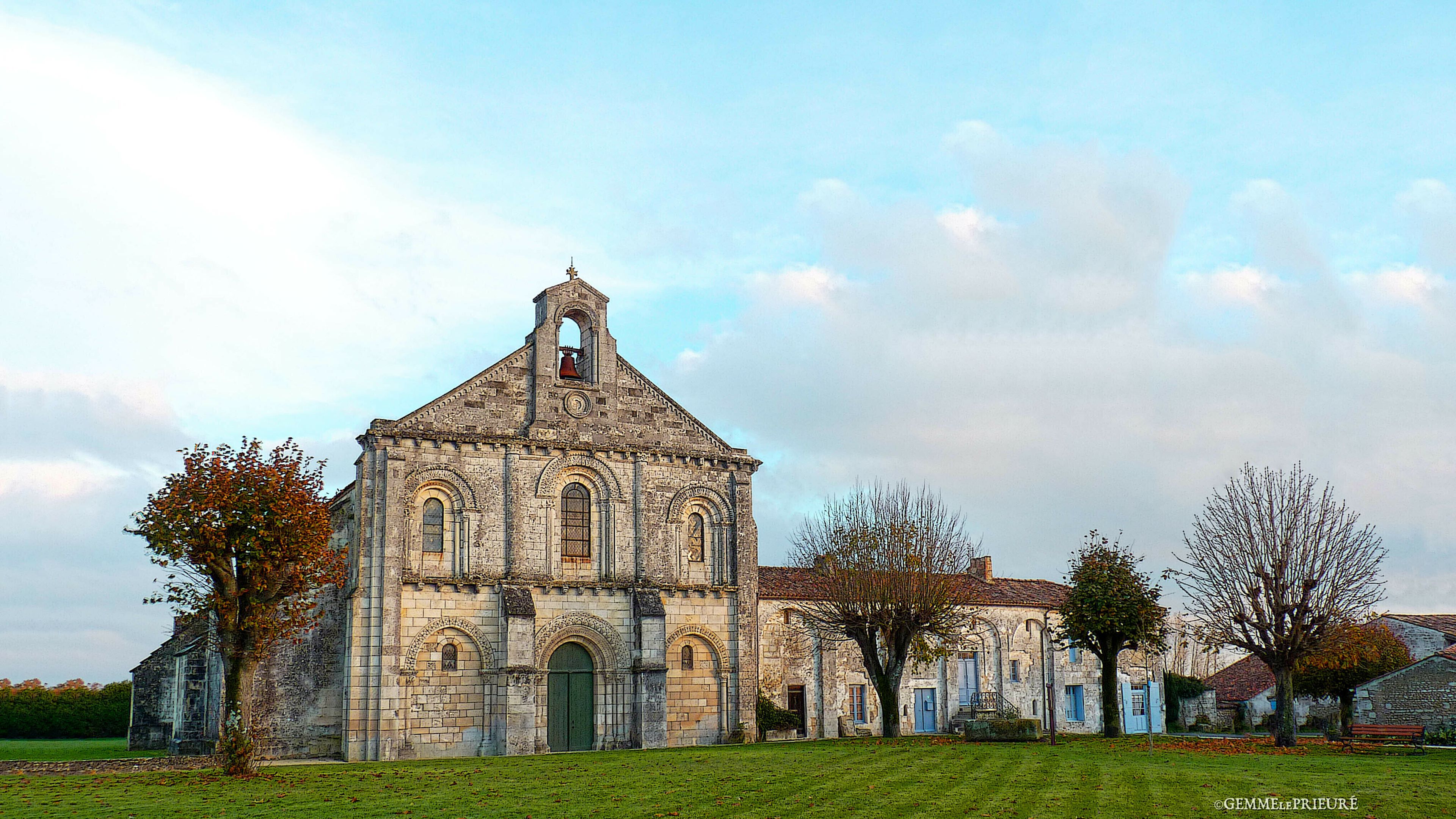 Visite commentée d'un prieuré roman saintongeais