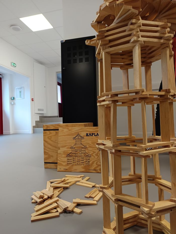 Construisez toutes sortes de structures telles que des tours, des chapelles, des arches, des maisons et bien plus encore !