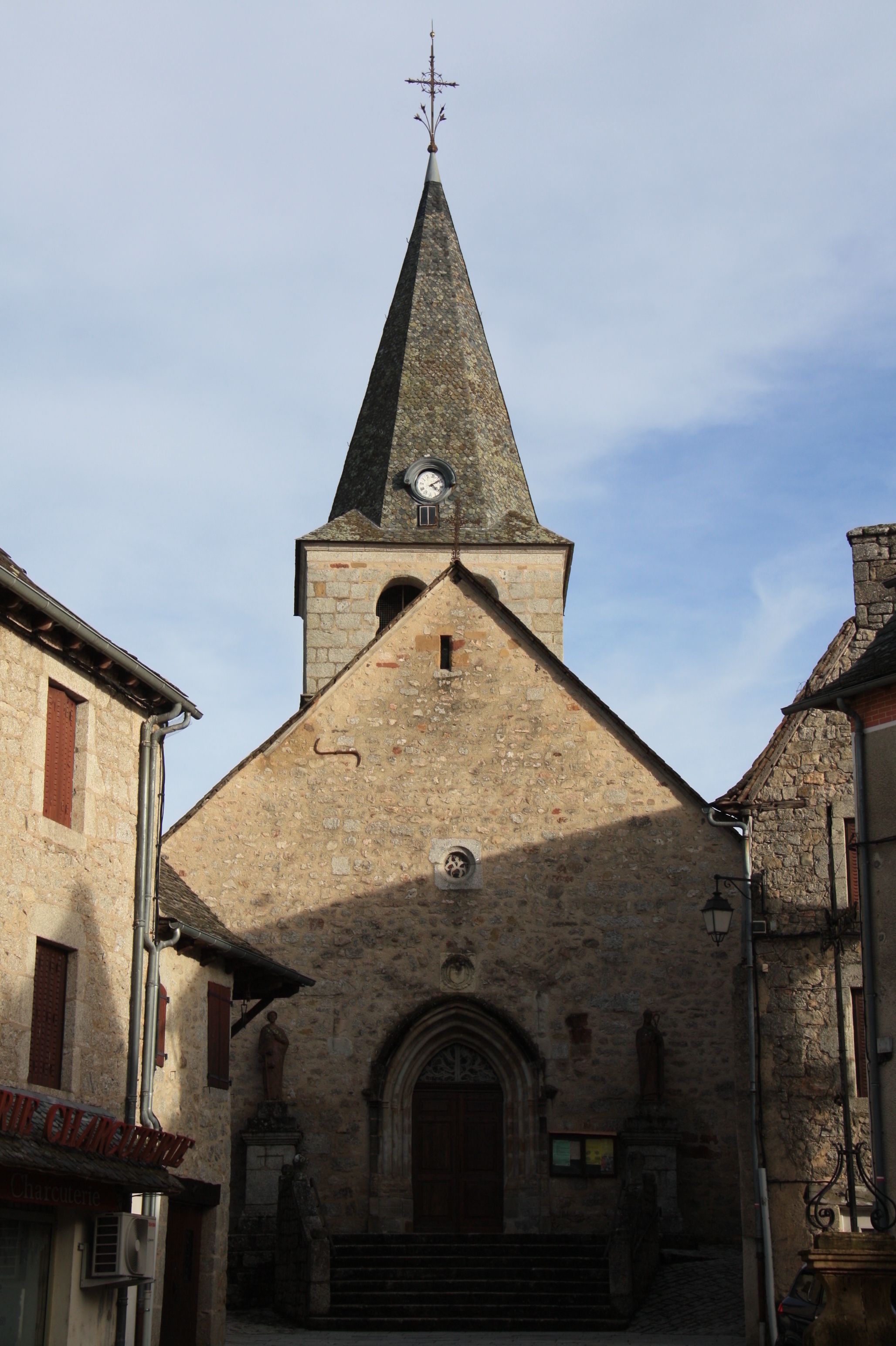 Balade libre à Sénergues : étape 2 dans une église du XVIe siècle aux vitraux remarquables !